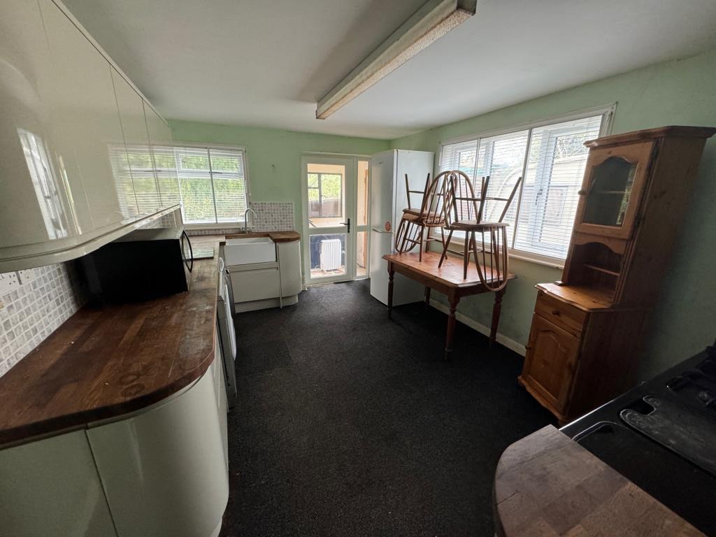 Lot: 83 - DETACHED BUNGALOW FOR TOTAL REFURBISHMENT - Kitchen